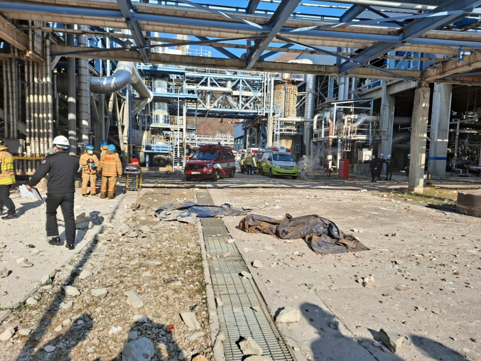 ▲ 전남 여수국가산단 화학공장에서 폭발사고가 발생, 4명이 숨지고 4명이 중경상을 입었다. ⓒ 연합뉴스