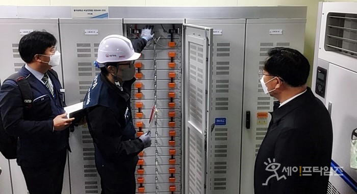 ▲ 안전원 관계자가 ESS 안전점검을 하고 있다. ⓒ 한국교육시설안전원