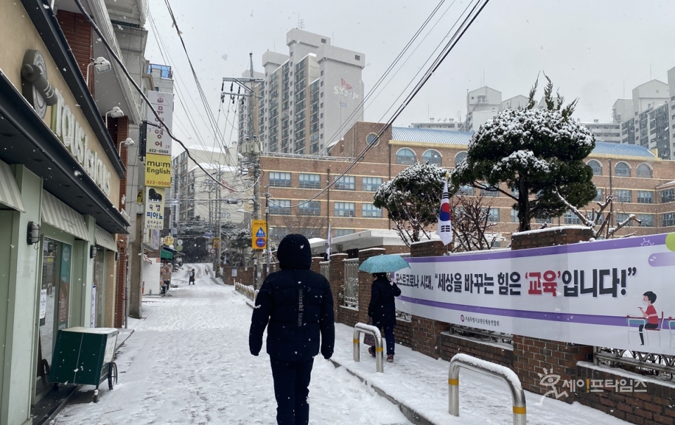 ▲ 한 시민이 눈오는 날 길을 걷고 있다. ⓒ 김소연 기자