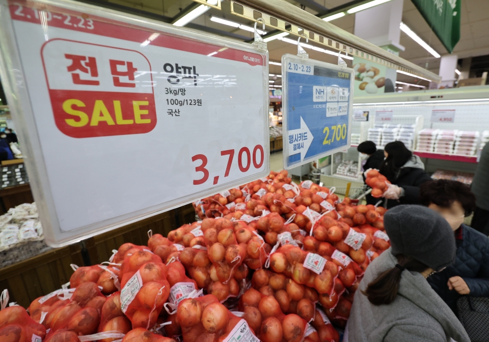 ▲ 서울 서초구 농협유통 하나로마트 양재점에서 시민들이 양파를 구입하고 있다. ⓒ 연합뉴스