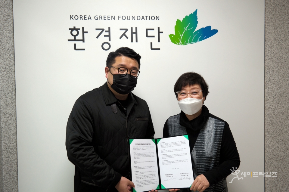 ▲ 이미경 환경재단 대표(오른쪽)과 정영훈 도시유전 사장이; 협약식 후 기념촬영을 하고 있다. ⓒ 환경재단