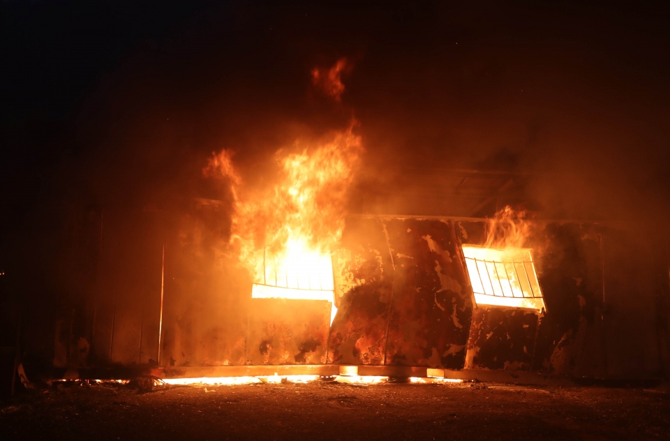 ▲ 5일 경북 울진군 북면 일대에서 산불이 번져 한 주택이 불길에 휩싸여 있다. ⓒ 연합뉴스