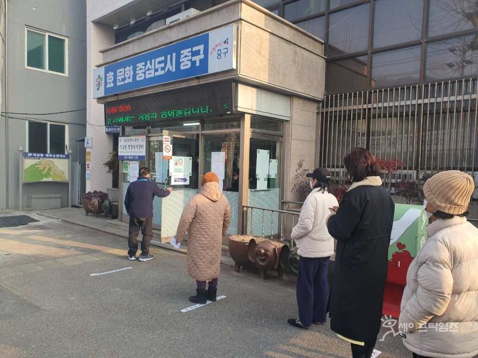 ▲ 9일 2022년 대선 투표에 참여 하기 위해 대전 중구 석교동행정복지센터 앞에서 시민들이 거리두기를 하며 줄을 서고 있다. ⓒ 오선이 기자