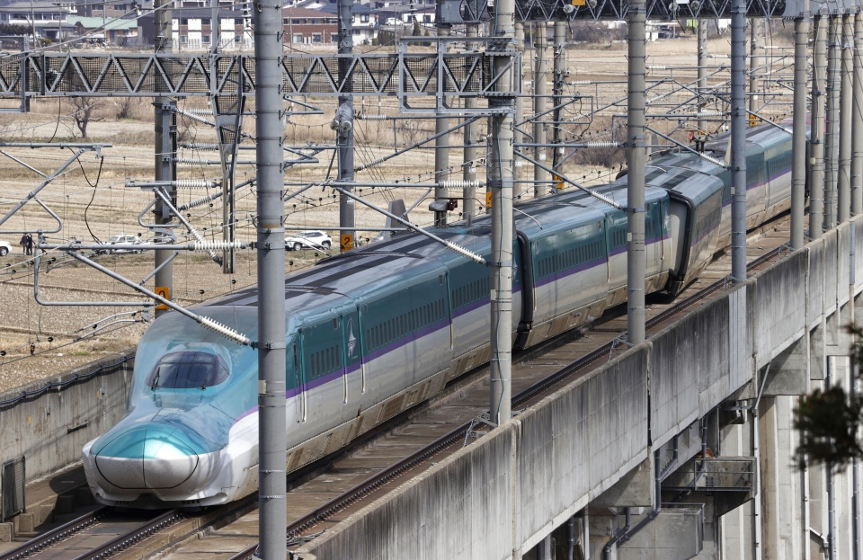 ▲ 17일 일본 동북부 미야기현 시로이시에서 신칸센 고속열차가 강진으로 탈선해 있다. ⓒ 연합뉴스