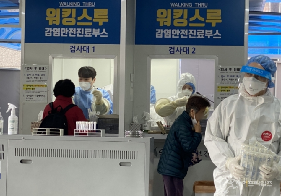 ▲ 시민들이 코로나19 검사를 받고 있다. ⓒ 김소연 기자