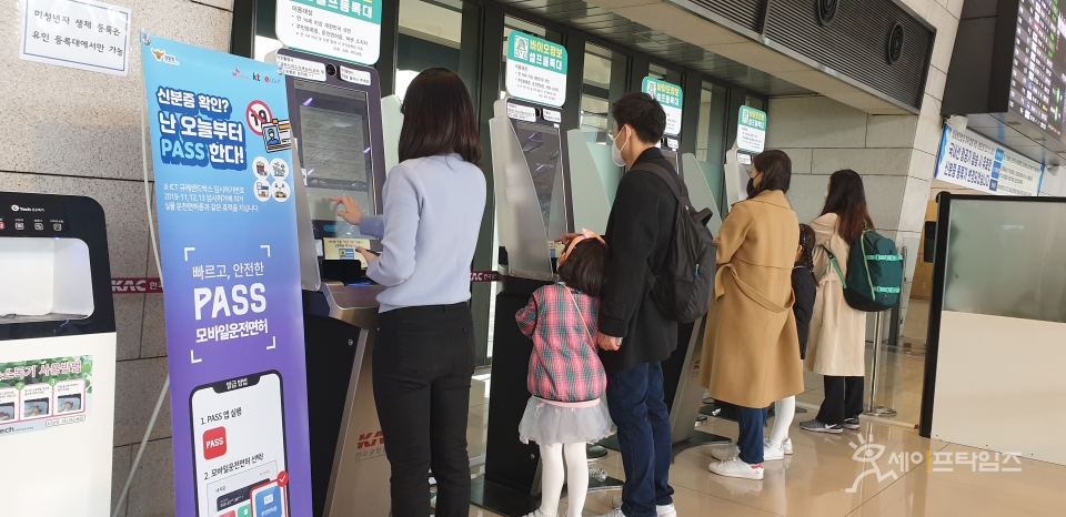 ▲ 김포공항 국내선 바이오인증 One ID 셀프등록을 위해 시민들이 줄을 서고 있다. ⓒ 한국공항공사