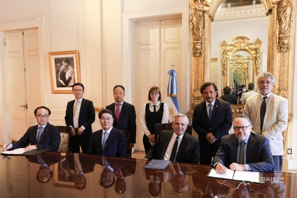 ▲ 최정우 포스코그룹 회장이 21일(현지시간) 페르난데스 아르헨티나 대통령을 만나 리튬사업에 대한 현안을 설명하고 향후 추진할 사업 계획에 대한 지속적인 협력 방안을 논의했다. ⓒ 포스코그룹