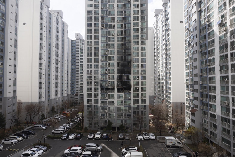 ▲ 26일 오후 화재가 발생한 서울 동대문구 전농동 25층 아파트 7층에서 화재 주민 12명이 구조되고 60여명은 자력으로 대피했다. ⓒ 연합뉴스