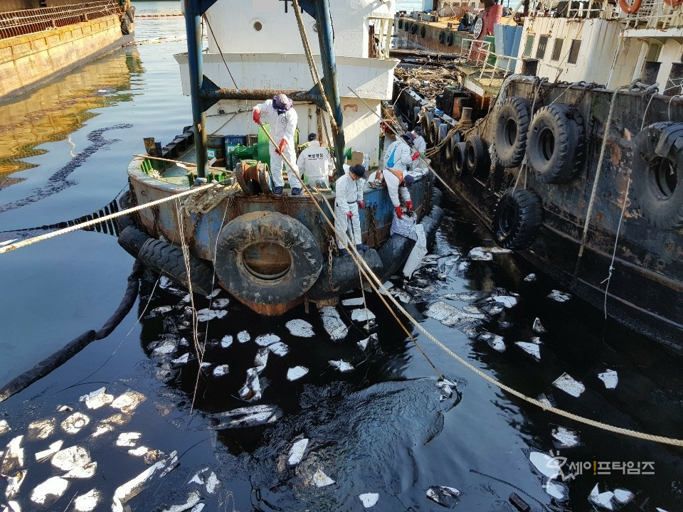 ▲ 해양환경공단 관계자들이 해양 쓰레기를 수거하고 있다. ⓒ 해양경찰청