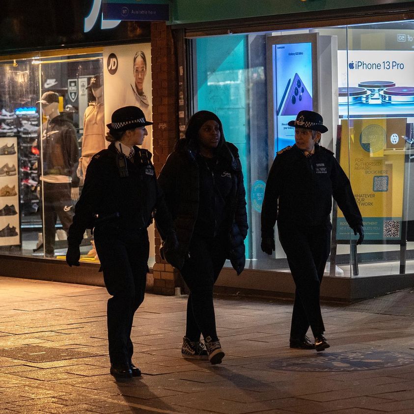 ▲ 런던 경찰들이 어두운 밤 여성의 귀갓길에 동행하고 있다. ⓒ 런던경찰국 페이스북