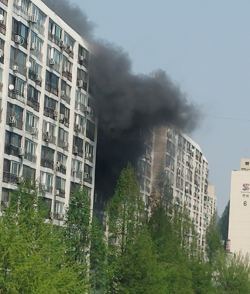 ▲ 18일 오후 1시 45분께 서울 강남구 대치동 은마아파트에서 불이 나 주민 6명이 자력으로 대피했다. ⓒ 연합뉴스