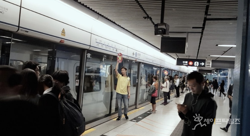 ▲ 홍콩의 지하철역에 사람들이 몰려있다. ⓒ 이찬우 기자