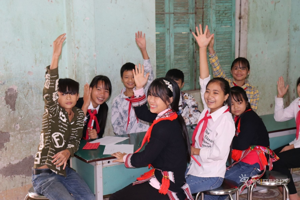 ▲ 베트남 소녀들이 CJ가 진행한 사회공헌 활동인 소녀교육 프로젝트에 참여하고 있다. ⓒ CJ