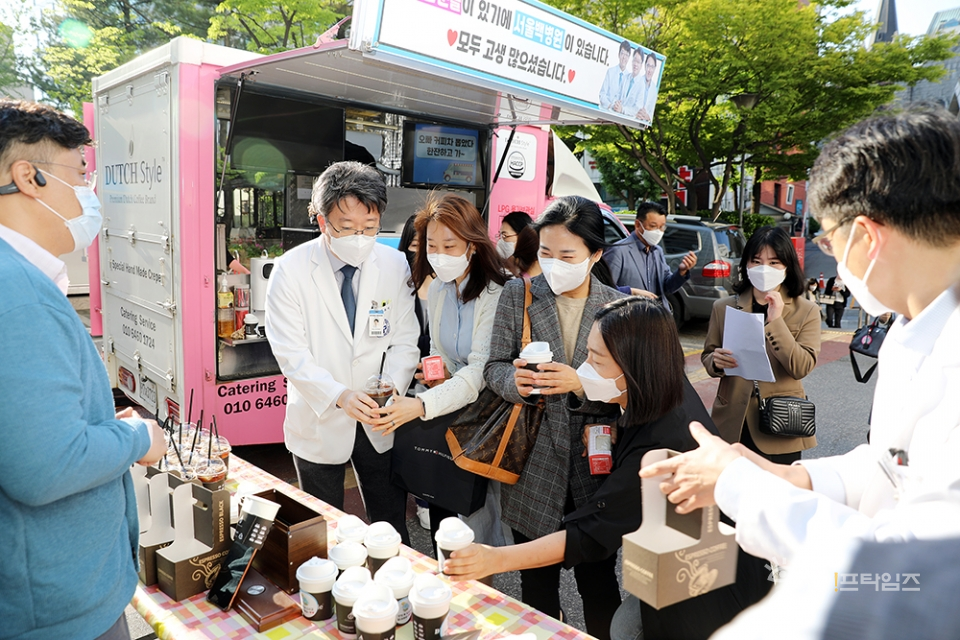 ▲ 인제대 서울백병원 교직원들이 출근 시간대에 커피를 받아가고 있다. ⓒ 서울백병원