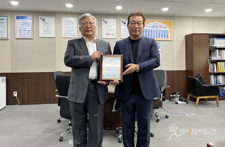 ▲ 한국도로공사가 공공기관 최초로 ESG 연구혁신 대상을 수상했다. ⓒ 도로공사