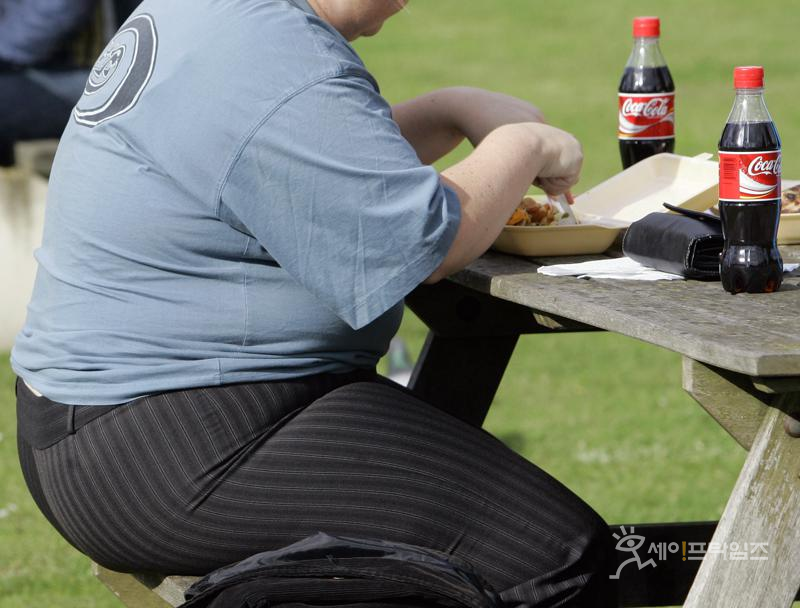 ▲ 런던에서 한 남자가 먹고 있다. WHO는 유럽의 비만인구 수가 “전염병 창궐” 수준이라는 보고서를 발행했다.ⓒ AP