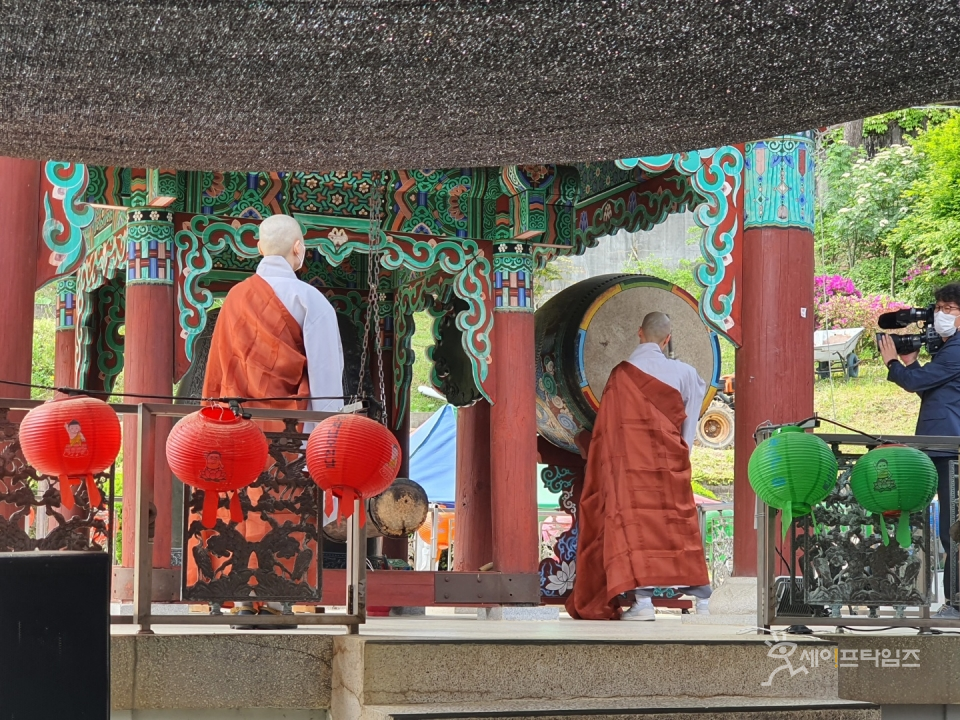 ▲ 8일 대전 중구 부사동 복전암에서 스님이 부처님 오시는 날을 맞아 법고를 치고 있다. ⓒ 오선이 기자
