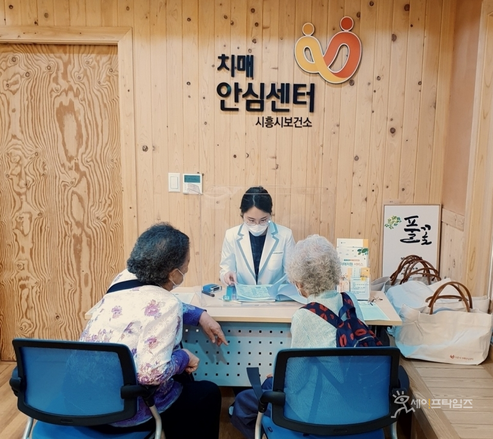 ▲ 경기도 시흥시 치매안심센터에서 두 노인이 치매조기검진을 받고 있다. ⓒ 시흥시