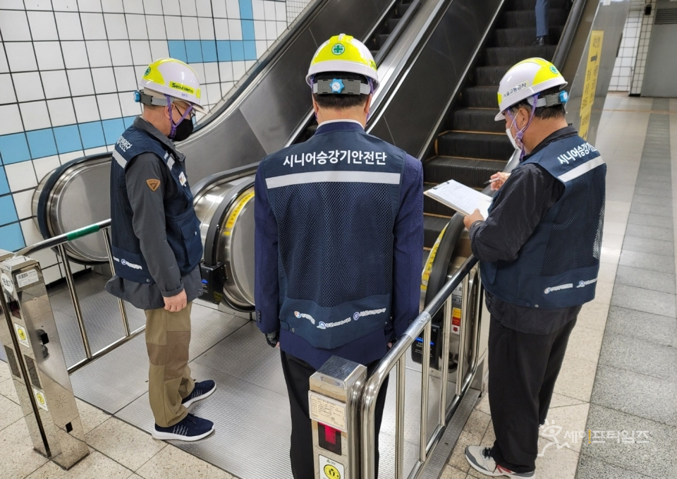 ▲ 시니어승강기안전단이 지하철역 승강기를 점검하고 있다. ⓒ 한국승강기안전공단