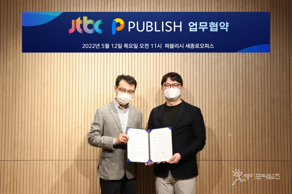 ▲ 이규연 JTBC 대표(오른쪽)와 권성민 퍼블리시 권성민 대표가 미디어 콘텐츠 강화를 위한 업무협약을 체결하고 있다. ⓒ 퍼블리시