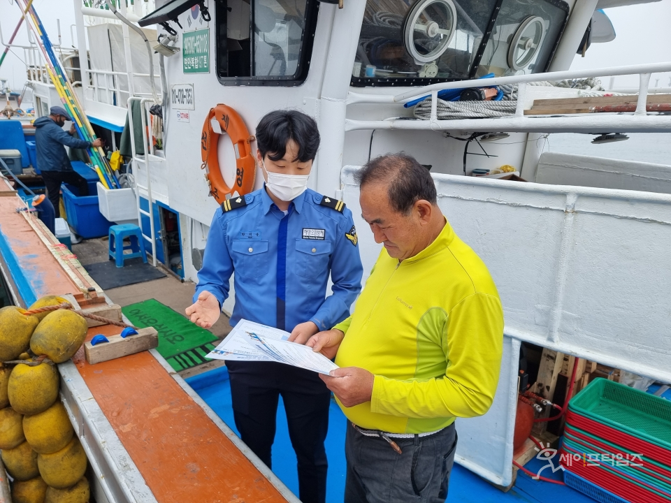 ▲ 해양경찰이 한 어민에게 어선보험을 홍보하고 있다. ⓒ 해양경찰청