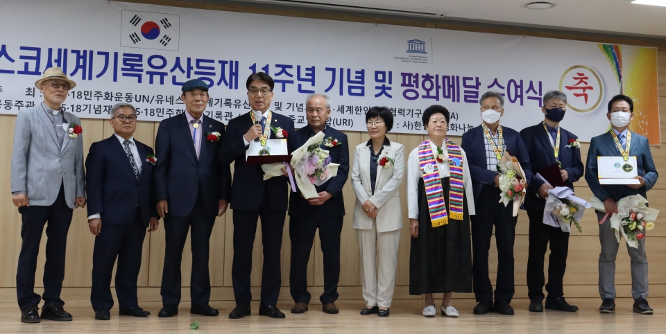 ▲ 박상규 이사장(왼쪽에서 네 번째)이 김영진 이사장으로부터 평화메달을 수여받고 수여자를 대표해 인사말을 하고 있다. ⓒ 전형금 기자