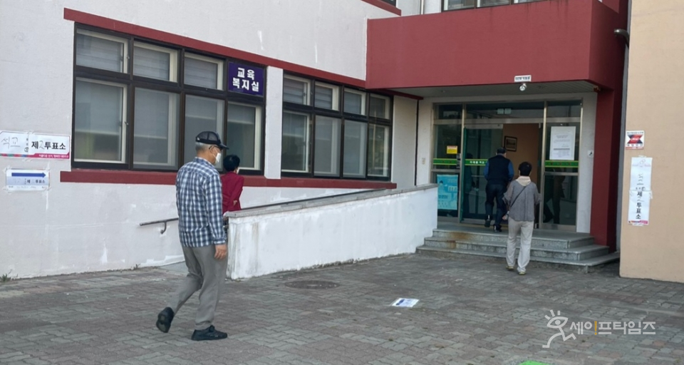 ▲ 유권자가 투표를 하기위해 대전 중구 석교초등에 들어오고 있다. ⓒ 오선이 기자