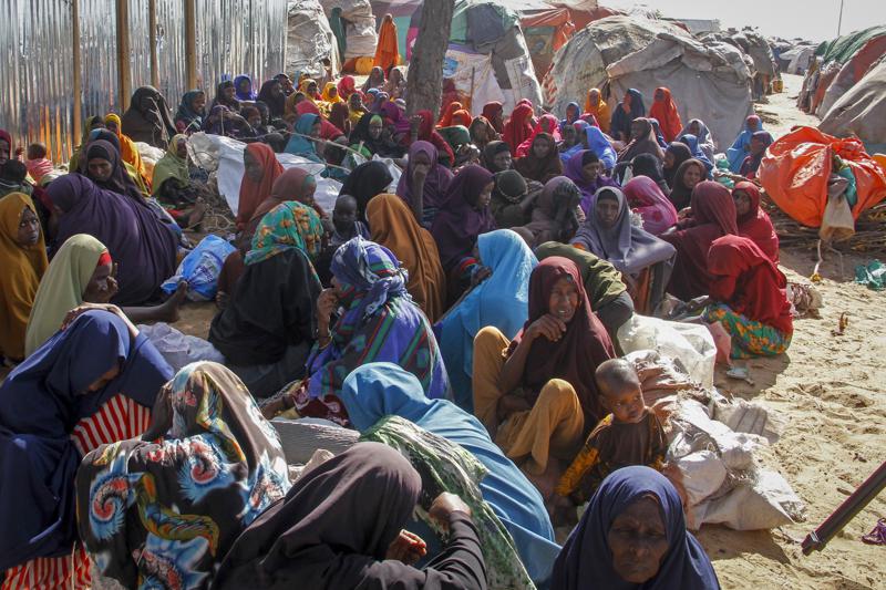 ▲ 가뭄피해 지역을 탈출한 소말리아인들이 2022년 2월4일, 소말리아 수도 모가디슈 외곽의 임시 캠프에 모여 있다. 가뭄과 같은 기후 “충격”이 주도하고 코로나19 팬데믹이 이를 심화시키고 연료 및 식품가격의 급등을 초래한 우크라이나 전쟁으로 상황은 더욱 악화되었다.ⓒ AP홈페이지