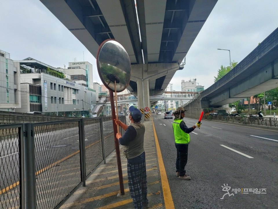▲ 서울시 성북구 관계자가 주요 간선도로의 교통안전시설을 세척하고 있다. ⓒ 성북구