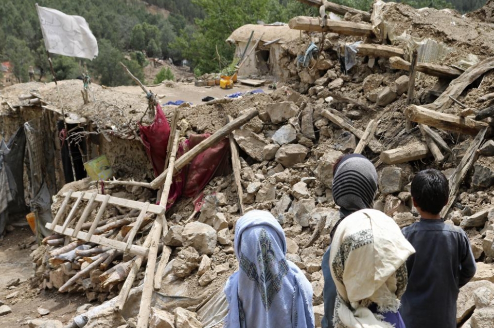 ▲ 아프간 어린이들이 지진으로 파괴된 집 근처에 서 있다. ⓒ AP