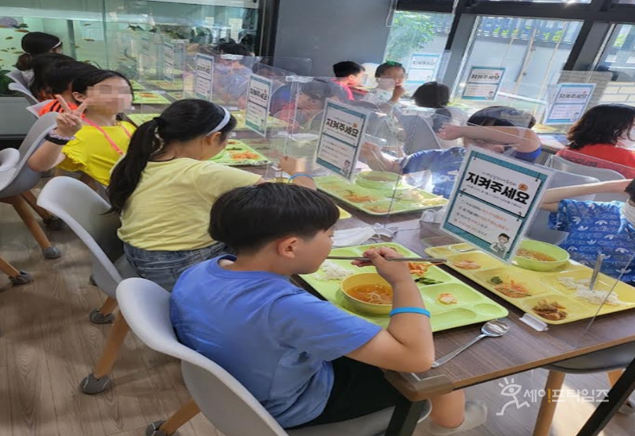 ▲ 서울 노원구 아동식당에서 아이들이 급식을 먹고 있다. ⓒ 노원구