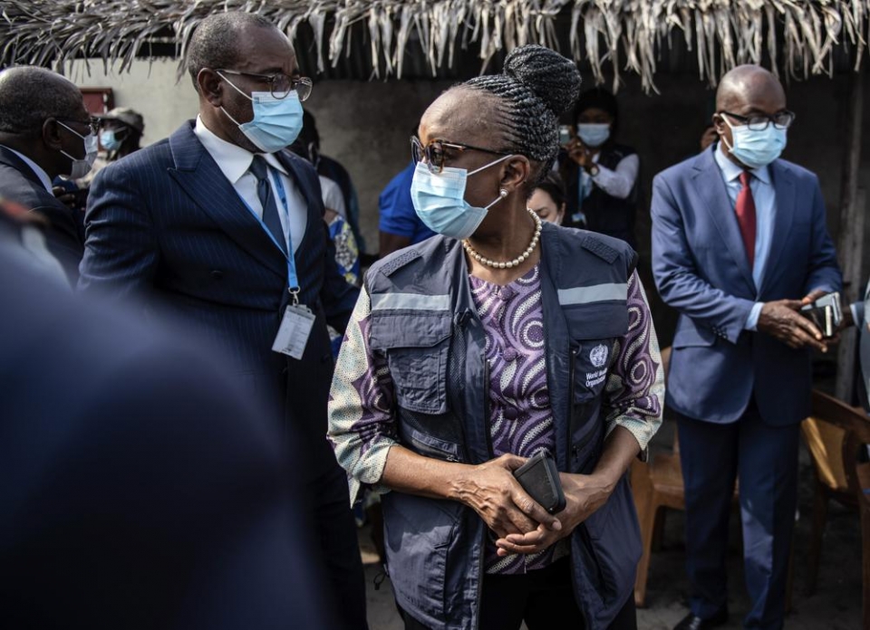 ▲WHO 아프리카 지역사무소의 최초 여성 수장인 맷시디소 모에티 박사가 콩고의 길버트 코키 보건장관와 함께 콩고 수도 브라자빌에서 시찰하고 있다.  ⓒ AP