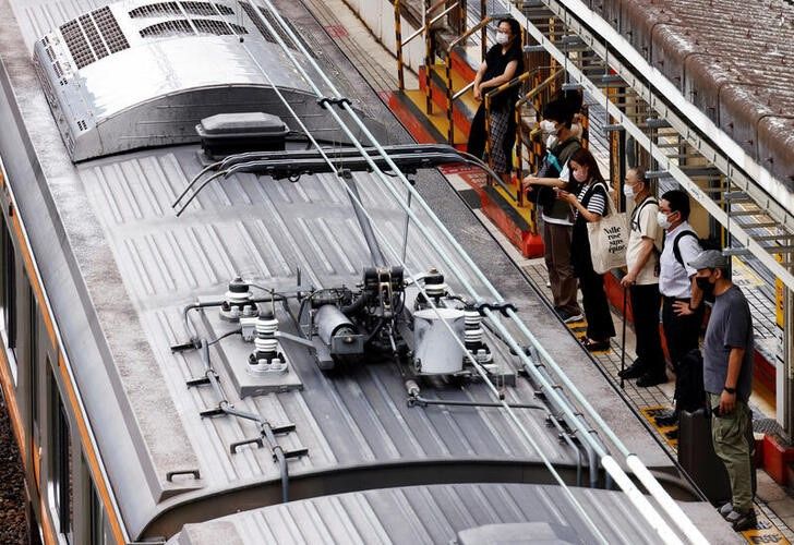 ▲7월21일 팬데믹 이후 처음으로 코로나-19 일일 감염자 수가 3만 명을 넘어선 31,878명으로 보고한 토쿄의 역에서 마스크를 착용한 승객들이 기차를 기다리고 있다. ⓒ 로이터