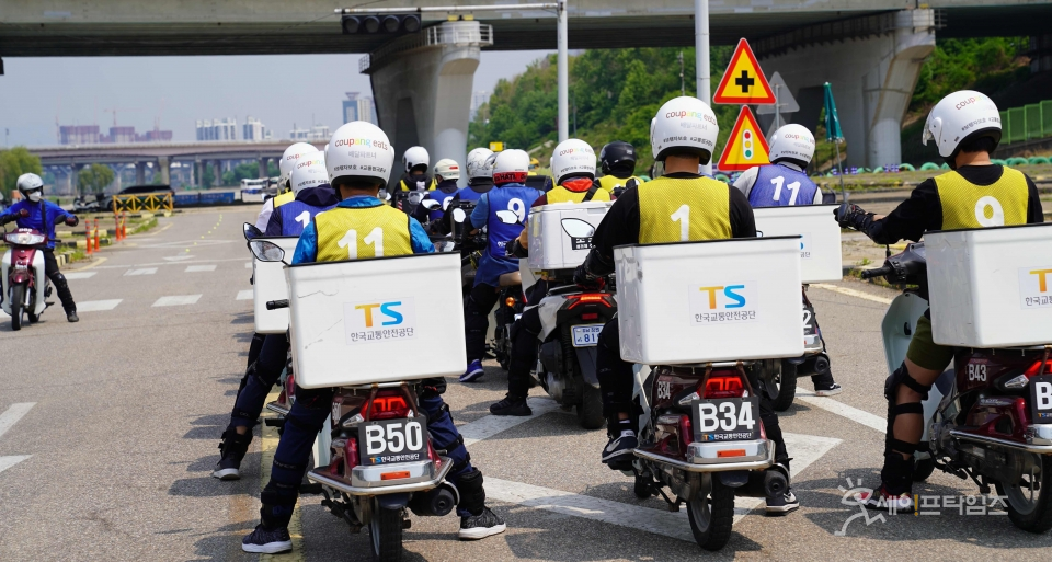 ▲ 쿠팡이츠 배달파트너들이 2022 서울형 교통안전 체험 교육을 받고 있다. ⓒ 쿠팡이츠서비스