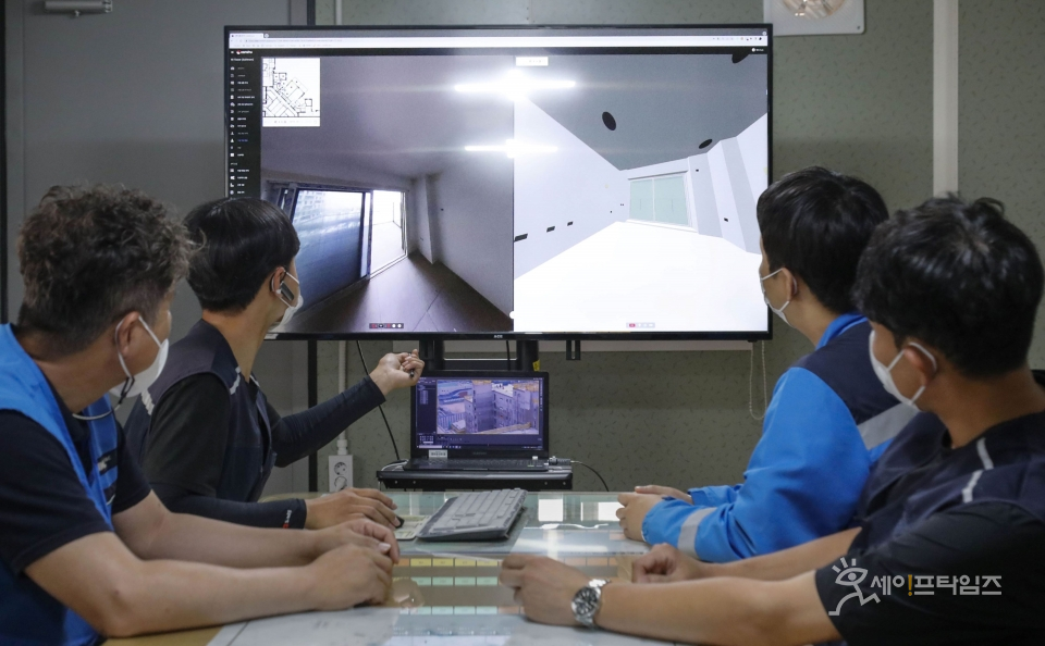 ▲ DL이앤씨 직원들이 AI 기반의 컴퓨터 비전 기술과 360도 카메라를 활용한 현장관리 솔루션인 디비전을 통해 시공 품질 관리를 진행하고 있다. ⓒ DL이앤씨