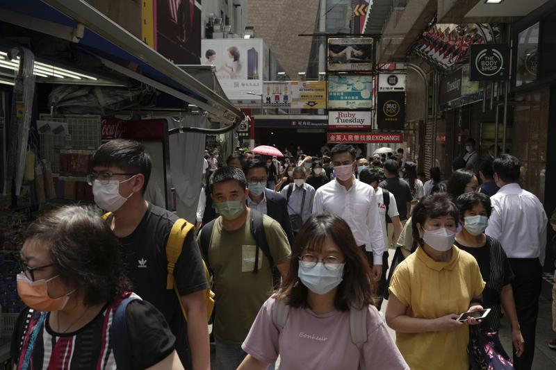 ▲ 마스크를 쓴 사람들이 홍콩의 쇼핑지구 골목길을 걷고 있다. 홍콩은 해외에서 도시로 들어오는 사람들에 대한 의무적 호텔 격리를 3일로 단축할 것이라고 발표했다. ⓒ AP
