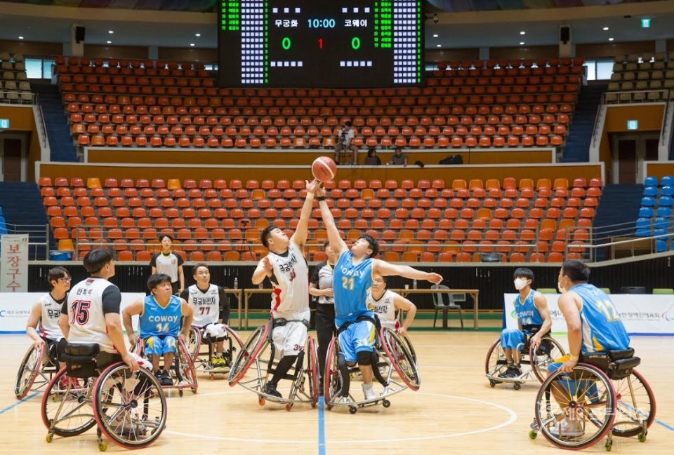 ▲ 코웨이 휠체어농구단 선수들이 2022 KWBL 휠체어농구리그에서 경기를 하고 있다. ⓒ 코웨이