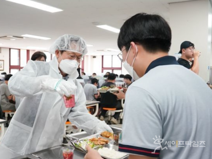 ▲ 조희연 서울시교육감이 서울의 한 고등학교에서 급식을 배식하고 있다. ⓒ 서울시교육청