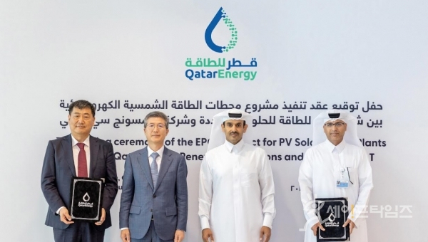 ▲ 카타르 국영에너지기업인 카타르에너지 본사에서 계약 후 삼성물산 오세철 대표(왼쪽 두번째)와             카타르에너지 사드 셰리다 알 카비(왼쪽 세번째) 대표가 기념촬영을 하고 있다.. ⓒ 삼성물산