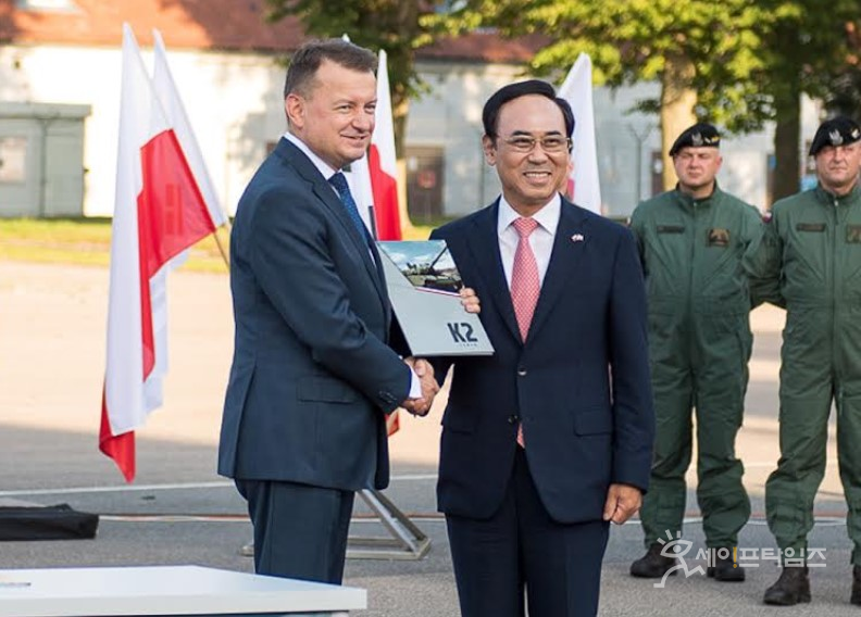 ▲ 마리우시 브와슈차크 폴란드 부총리 겸 국방장관(왼쪽)과 이용배 현대로템 사장이 K2 전차 수출 계약을 맺고 있다. ⓒ 현대로템
