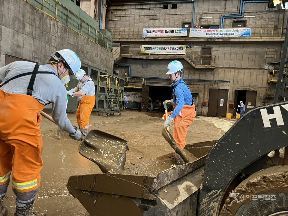 ▲ 포항제철소 3연주공장에서 직원들이 밀려들어온 진흙을 퍼내고 있다. ⓒ 포스코