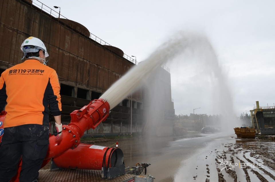 ▲ 소방공무원들이 대용량포 방사시스템을 활용하여 공장 내부의 물을 빼내고 있다. ⓒ 포스코