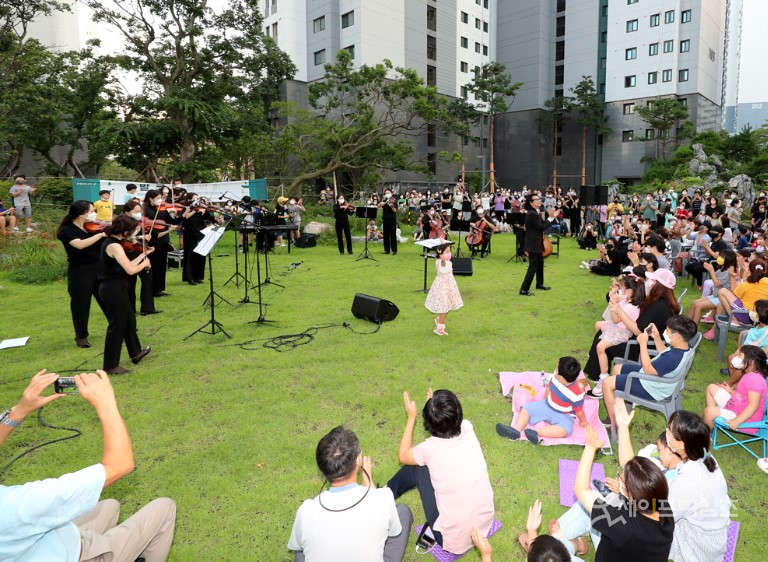 ▲ 철산 센트럴 푸르지오에서 입주민을 위한 음악회가 열리고 있다. ⓒ 대우건설