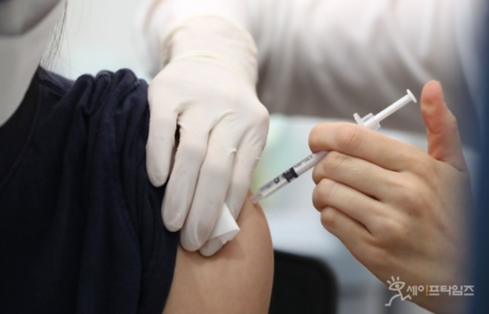 ▲ 한 시민이 코로나19 백신 접종을 받고 있다. ⓒ 정책브리핑