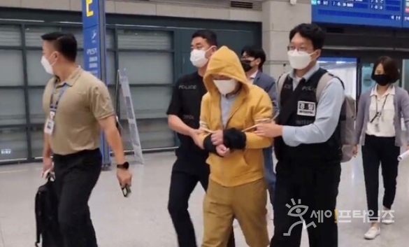 ▲ 23일 140억원대 가상자산을 해킹한 피의자 ㄱ씨가 인천공항으로 강제송환됐다.  ⓒ 경찰청