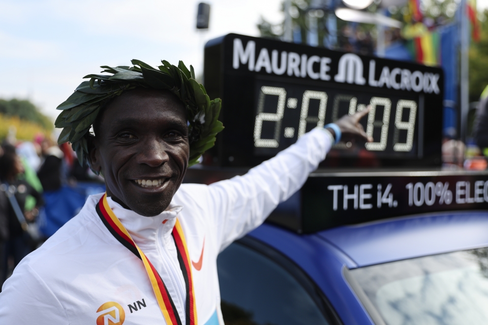 ▲ 엘리우드 킵초게가 독일 베를린에서 열린 마라톤 대회에서 세계신기록을 세웠다. ⓒ 연합뉴스