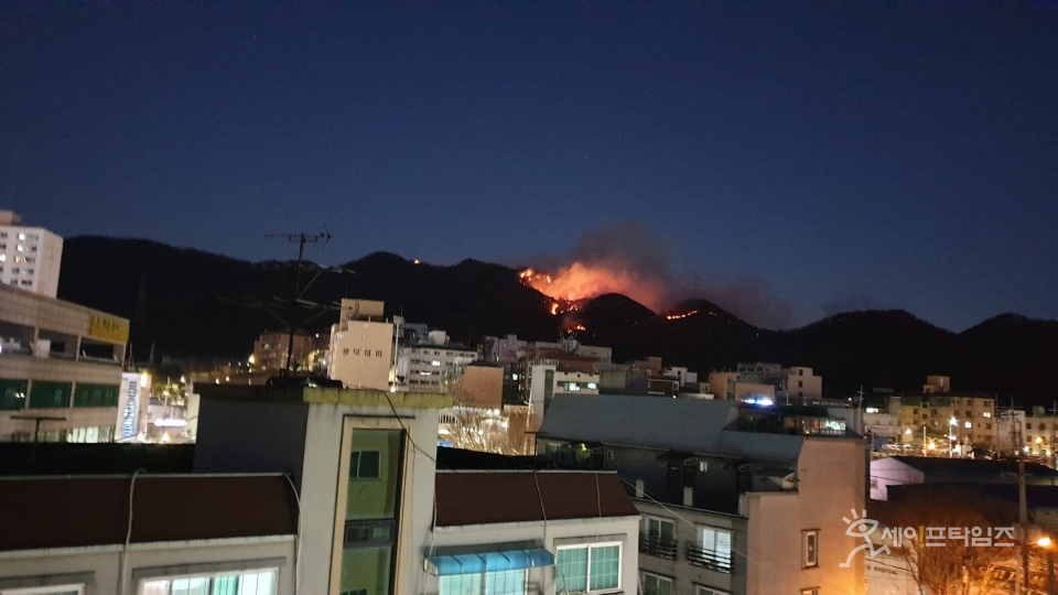 ▲ 지난 3월 수리산 산불이 밤에도 꺼지지 않고 불타고있다. ⓒ 김춘만 기자