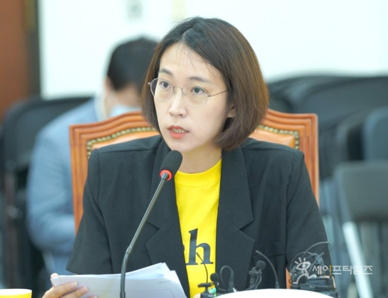 ▲ 장혜영 정의당 의원이 철강 3사에게 주어진 온실가스 무상배출권을 지적했다. ⓒ 의원실