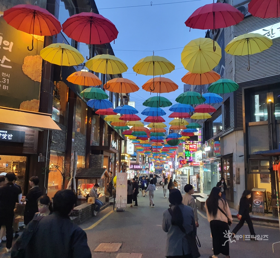 ▲ 대전0시 축제에서 선보인 전국 최대 길이 우산거리를 시민들이 함께하고 있다. ⓒ 오선이 기자