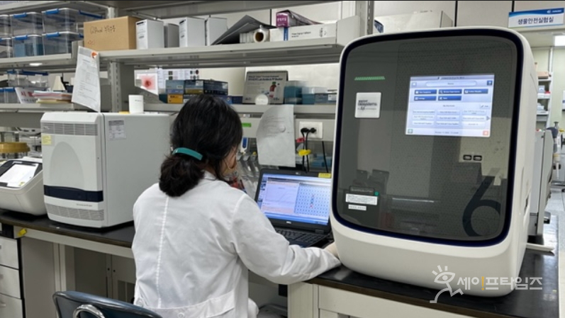 ▲ 충북보건환경연구원 관계자가 하수 기반 감염병 감시를 하고 있다. ⓒ 충북도